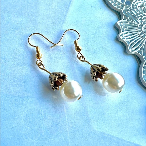 New ~ Pearl Flower Drop Earrings - Picture 4 of 5